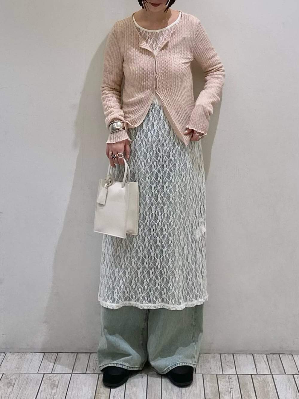 ピンク系のTシャツ/カットソー、ホワイト系のワンピース、ホワイト系のハンドバッグを着用したレディースの春コーディネートの2枚目の写真