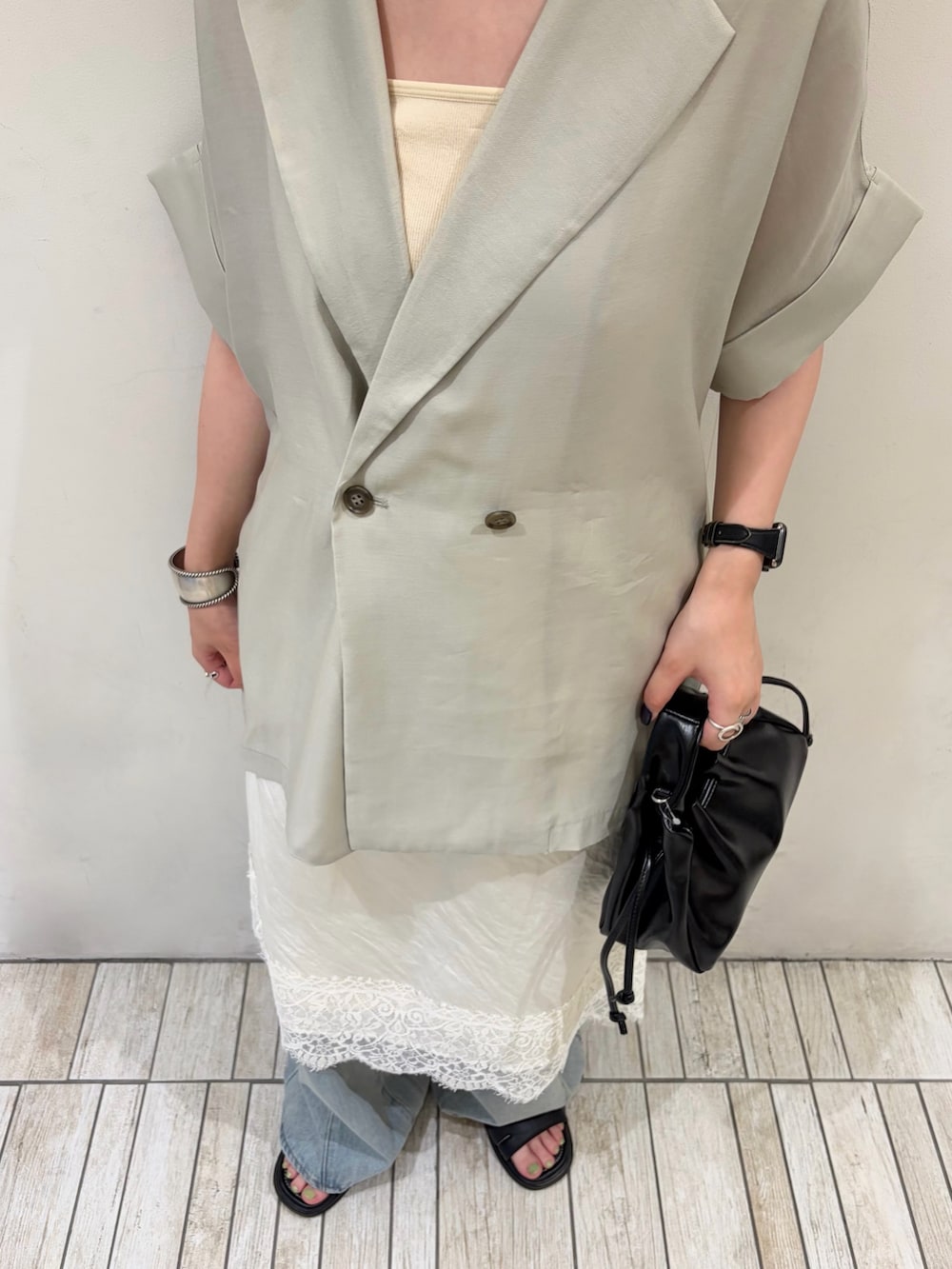 グリーン系のその他アウター、ホワイト系のスカート、ブルー系のデニムパンツを着用したレディースの夏コーディネートの2枚目の写真