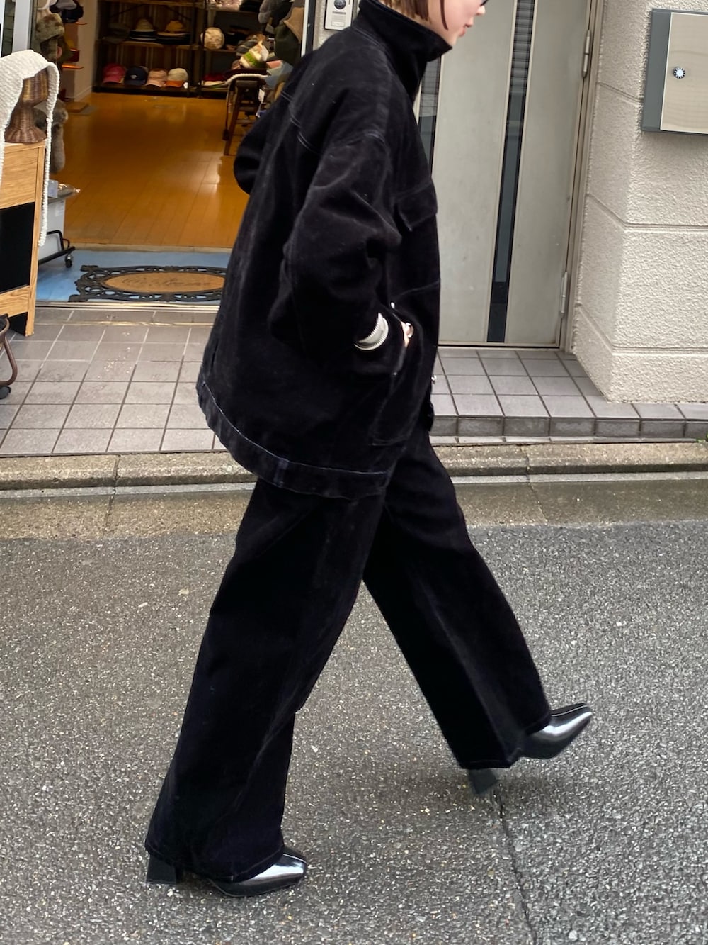 ブラック系のブルゾン、ブラック系のデニムパンツ、ブラック系のパンプスを着用したレディースの冬コーディネートの3枚目の写真