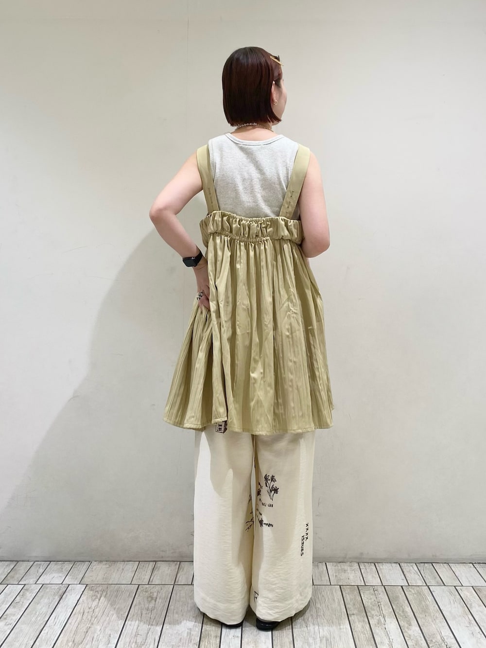 ベージュ系のワンピース、ベージュ系のタンクトップ、ホワイト系のその他パンツを着用したレディースの夏コーディネートの2枚目の写真