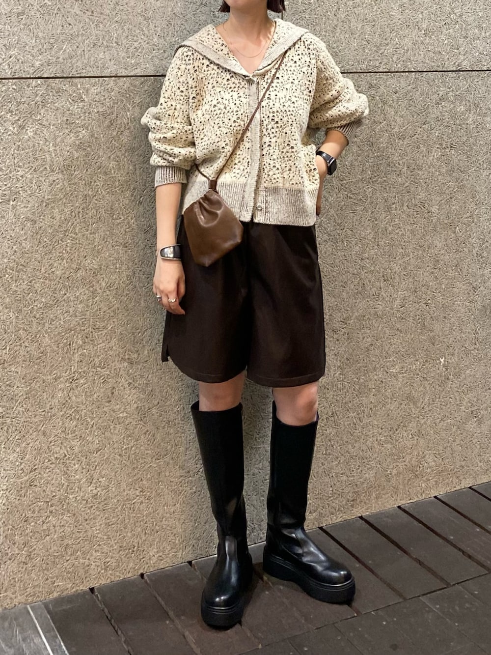 ホワイト系のニット/セーター、ブラウン系のショルダーバッグ、ブラウン系のその他パンツを着用したレディースの秋コーディネートの3枚目の写真