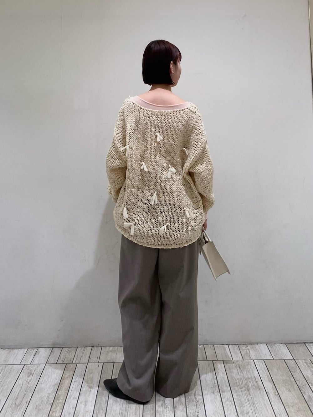 ホワイト系のニット/セーター、ホワイト系のハンドバッグ、グレー系のその他パンツを着用したレディースの春コーディネートの3枚目の写真