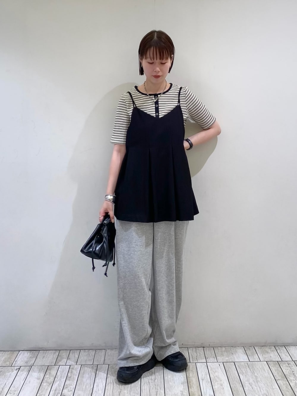 ブラック系のその他トップス、ホワイト系のTシャツ/カットソー、グレー系のその他パンツを着用したレディースの夏コーディネートの2枚目の写真