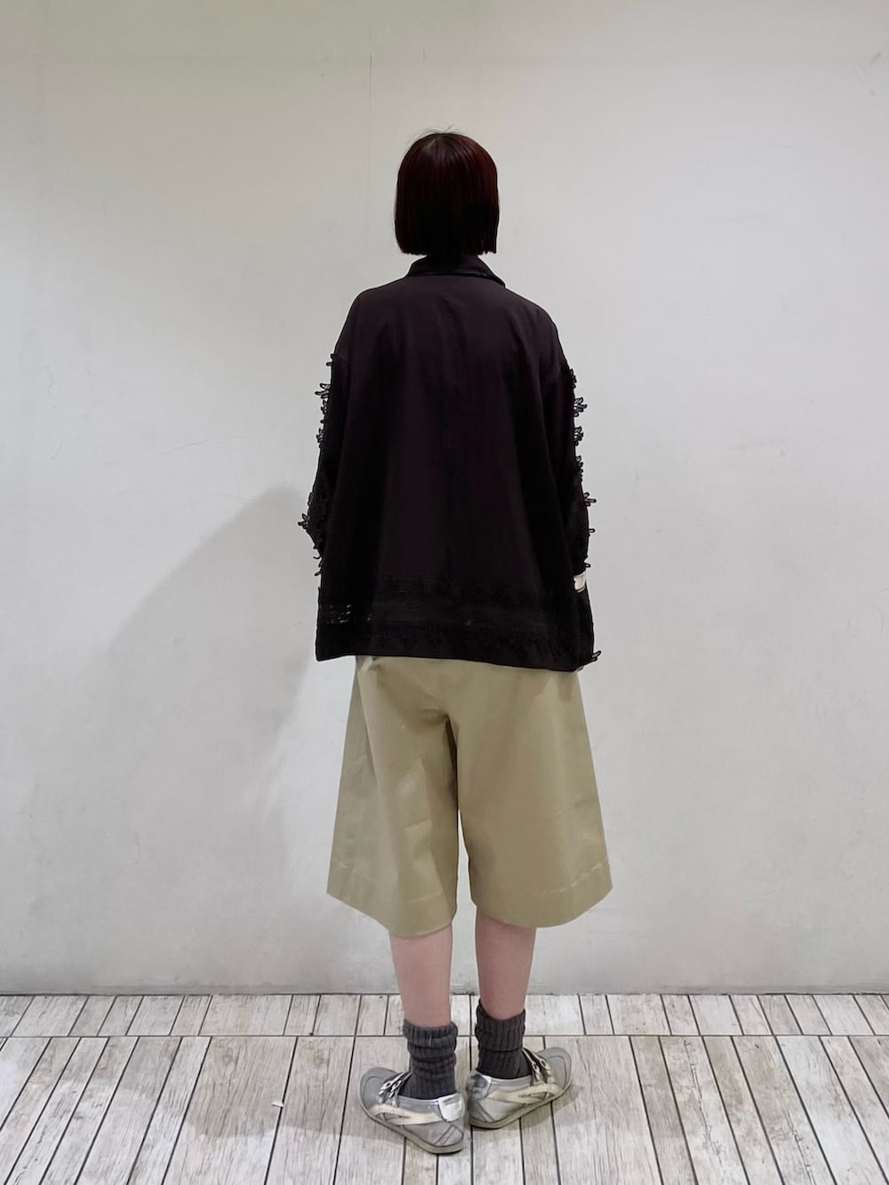 ブラウン系のシャツ/ブラウス、ベージュ系のその他パンツ、ブラック系のその他雑貨を着用したレディースの春コーディネートの3枚目の写真