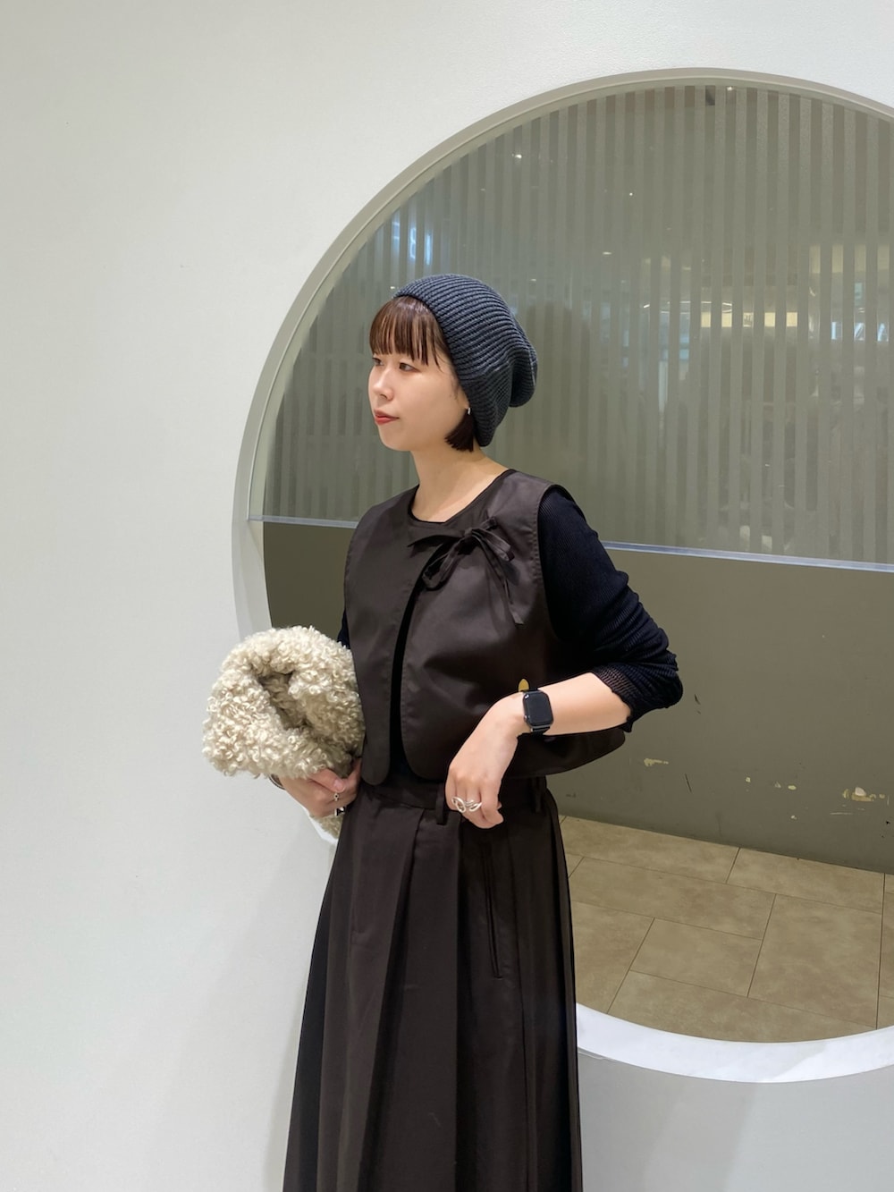 ブラック系のTシャツ/カットソー、ホワイト系のショルダーバッグ、ブラウン系のワンピースを着用したレディースの秋コーディネートの3枚目の写真