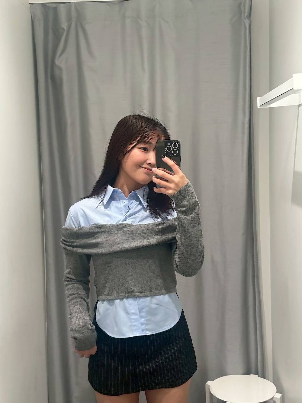 グレー系のニット/セーター、ブラック系のその他パンツを着用したレディースの冬コーディネートの2枚目の写真