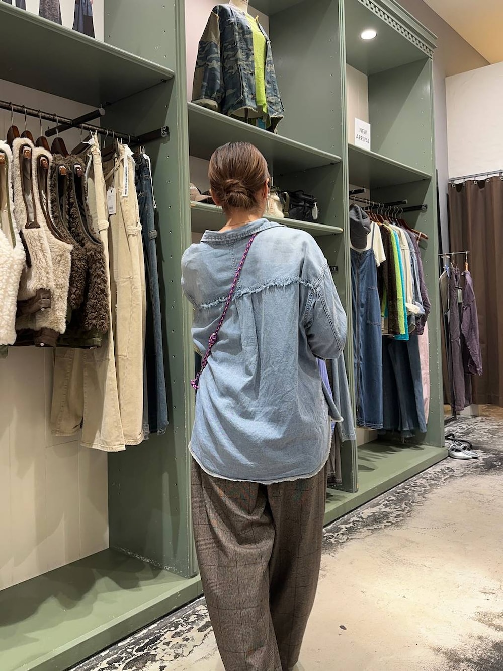 ブラウン系のその他パンツ、パープル系のショルダーバッグ、ブルー系のシャツ/ブラウスを着用したレディースの秋コーディネートの3枚目の写真