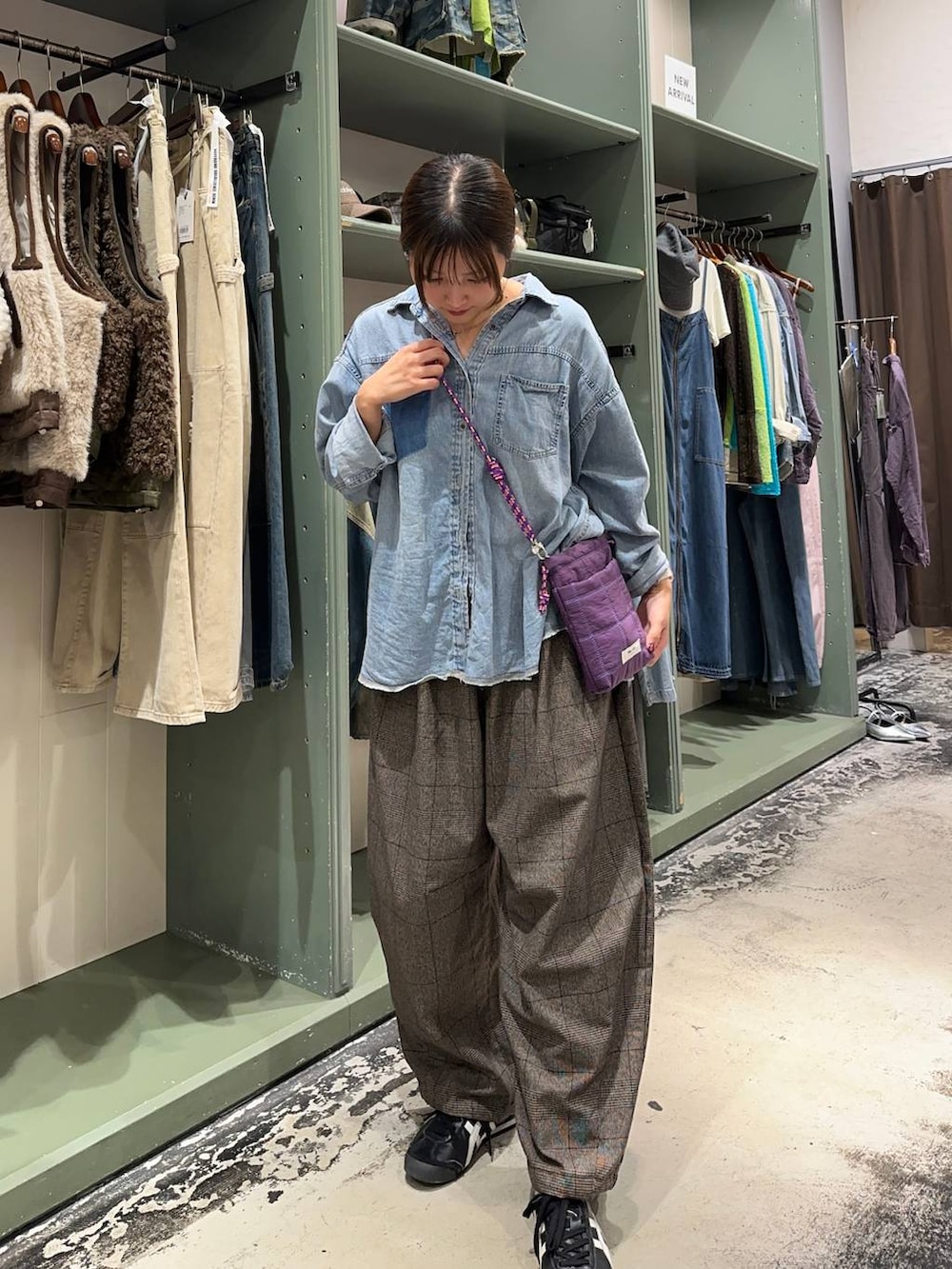 ブラウン系のその他パンツ、パープル系のショルダーバッグ、ブルー系のシャツ/ブラウスを着用したレディースの秋コーディネートの2枚目の写真