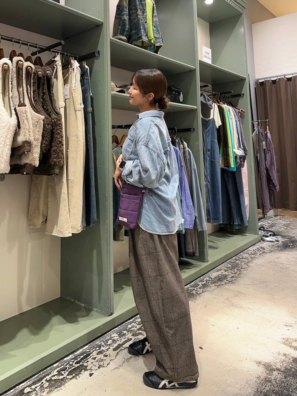 ブラウン系のその他パンツ、パープル系のショルダーバッグ、ブルー系のシャツ/ブラウスを着用したレディースの秋コーディネートの4枚目の写真