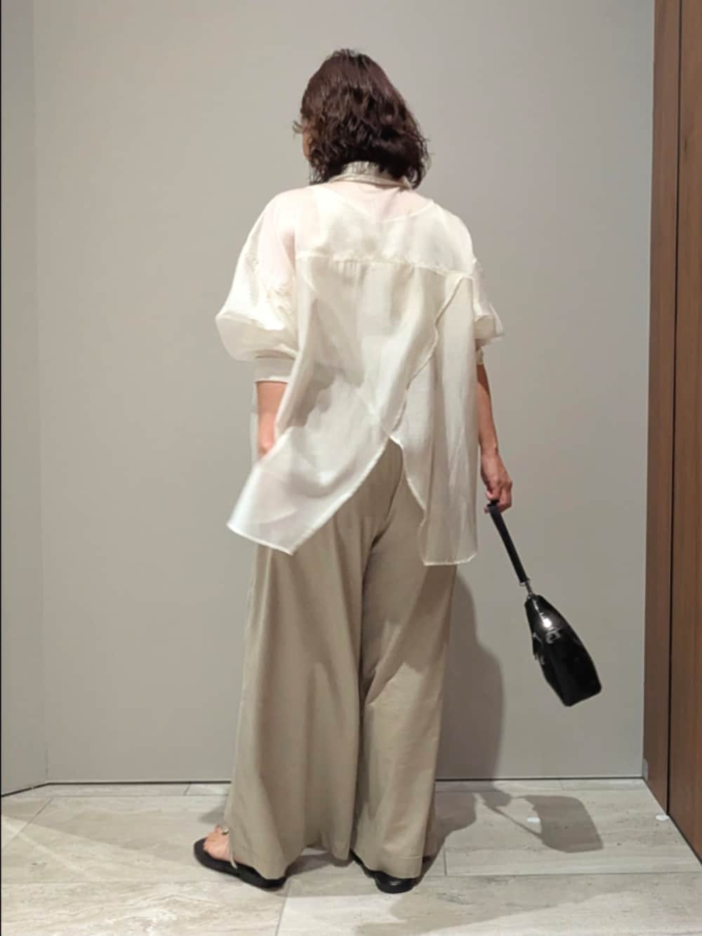 ベージュ系のその他パンツ、ホワイト系のシャツ/ブラウス、ホワイト系のタンクトップを着用したレディースの春コーディネートの4枚目の写真