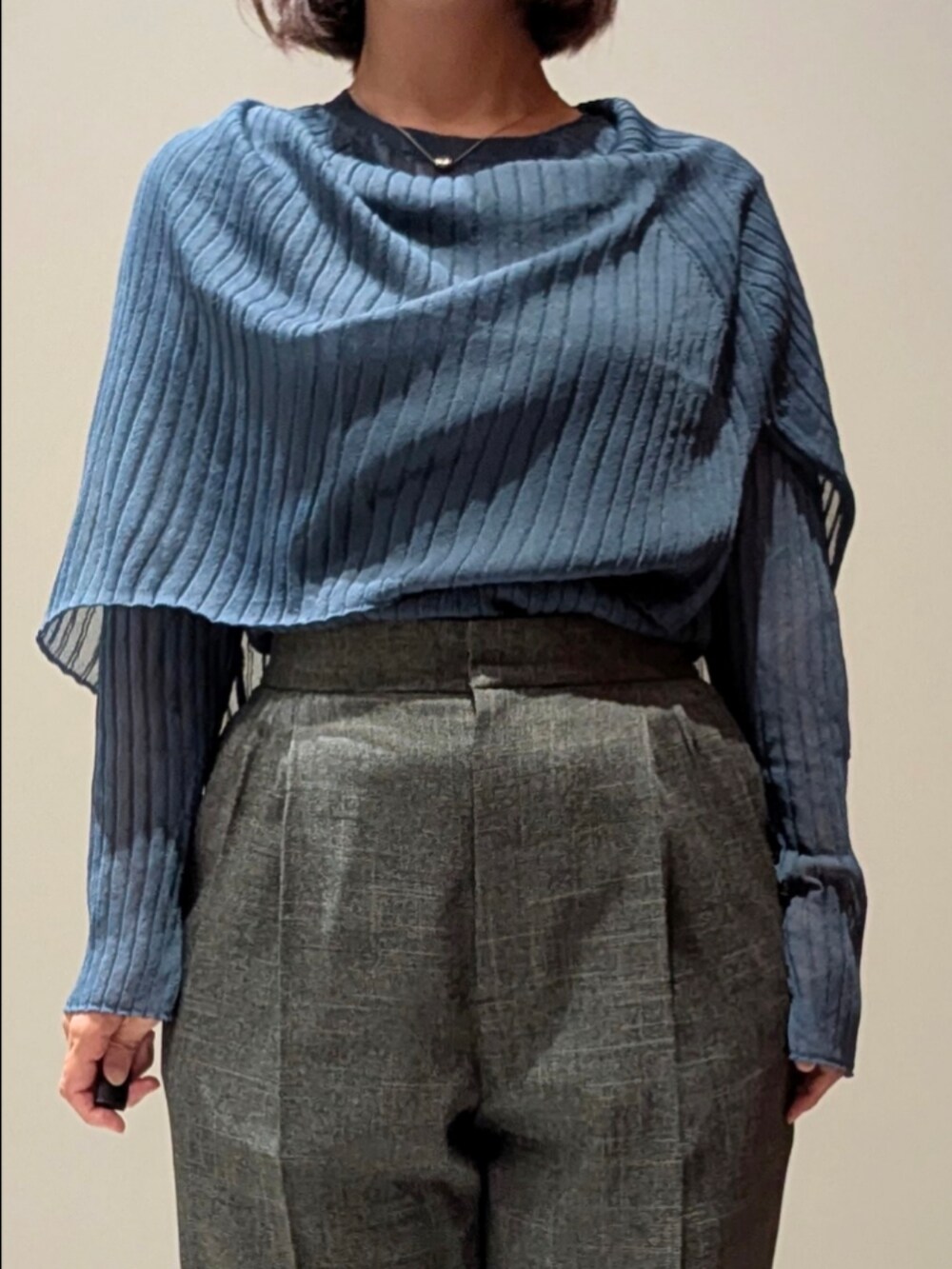 ブルー系のニット/セーター、グレー系のその他パンツ、ブラウン系のショルダーバッグを着用したレディースの秋コーディネートの4枚目の写真