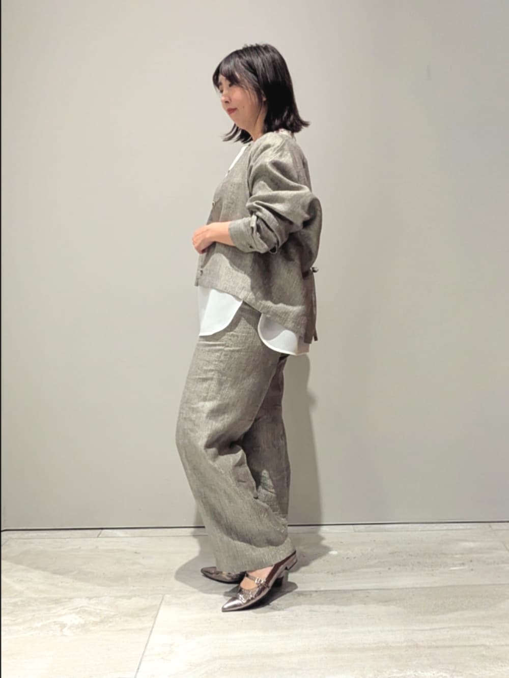 ベージュ系のその他パンツ、ベージュ系のブルゾン、ホワイト系のシャツ/ブラウスを着用したレディースの春コーディネートの2枚目の写真