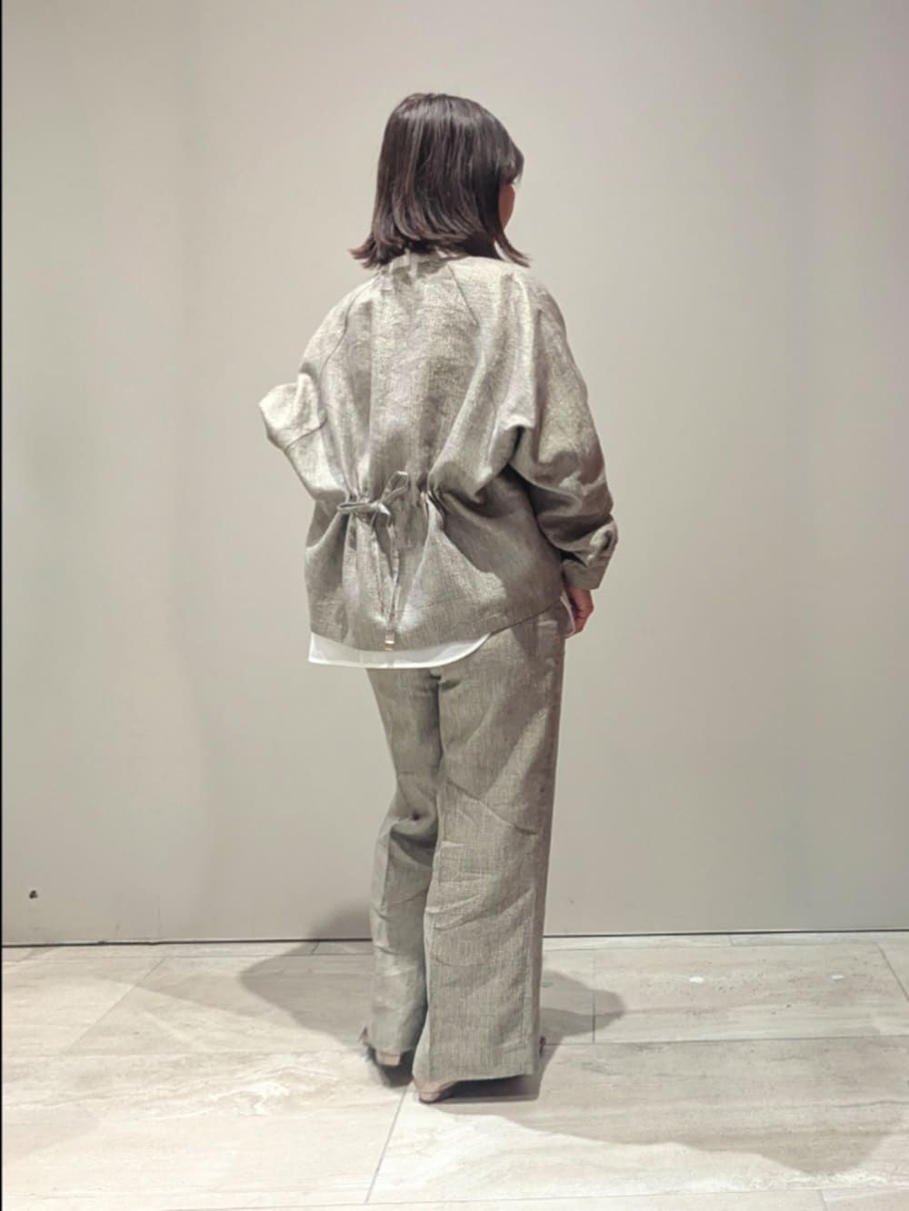 ベージュ系のその他パンツ、ベージュ系のブルゾン、ホワイト系のシャツ/ブラウスを着用したレディースの春コーディネートの3枚目の写真