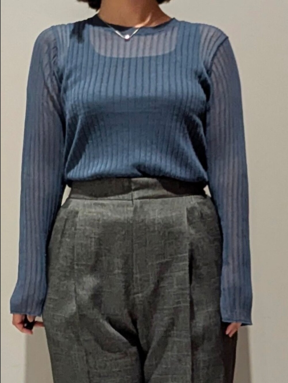 ブルー系のニット/セーター、グレー系のその他パンツ、ブラウン系のショルダーバッグを着用したレディースの秋コーディネートの5枚目の写真