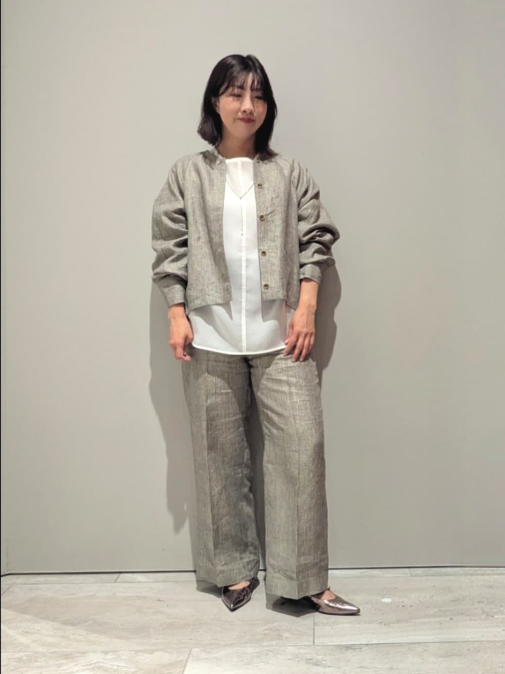 ベージュ系のその他パンツ、ベージュ系のブルゾン、ホワイト系のシャツ/ブラウスを着用したレディースの春コーディネートの4枚目の写真