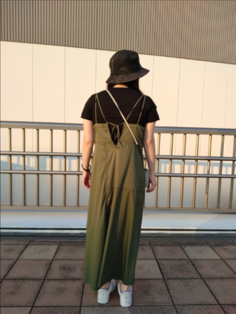 「夏、AVIREX、バケットハット、ワンピーススタイル、ワンピース×スニーカー、AVIREXBelle、いいね、save、フォローお願いします🤑、ファッションの力を信じよう、AVIREX海老名、AVIREX海老名店」｜「AVIREXの《直営店限定》DENIM BUCKET HAT/デニムバケットハット（ハット、ブラック系）」を使った、あいさん（レディース・161cm）の夏コーディネートの2枚目の写真