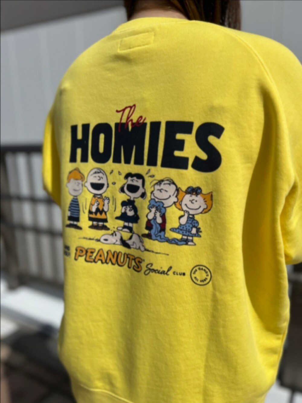 ブルー系のキャップを着用したレディースの秋コーディネートの3枚目の写真