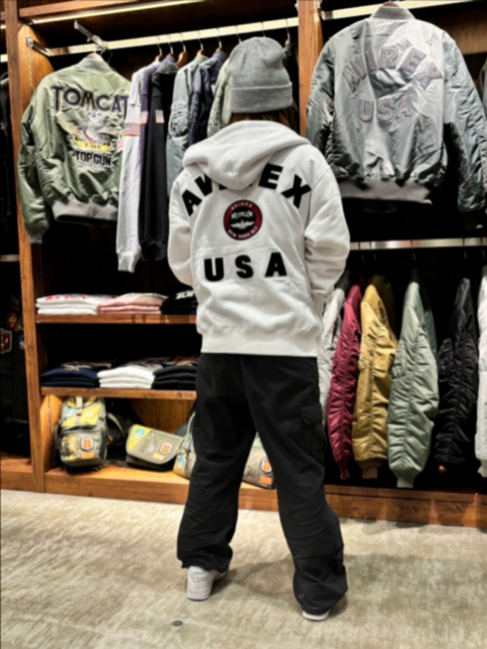 ホワイト系のパーカー、ブラック系のTシャツ/カットソー、ブラック系のニットキャップ/ビーニーを着用したレディースの秋コーディネートの2枚目の写真