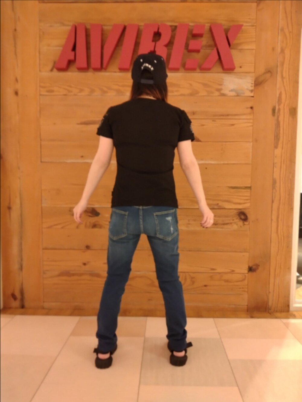 その他のデニムパンツ、ブラック系のTシャツ/カットソー、ブルー系のキャップを着用したレディースの夏コーディネートの2枚目の写真