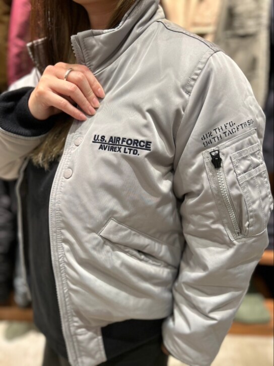 グレー系のMA-1、ブラック系のTシャツ/カットソー、ブラック系のキャップを着用したレディースの秋コーディネートの3枚目の写真