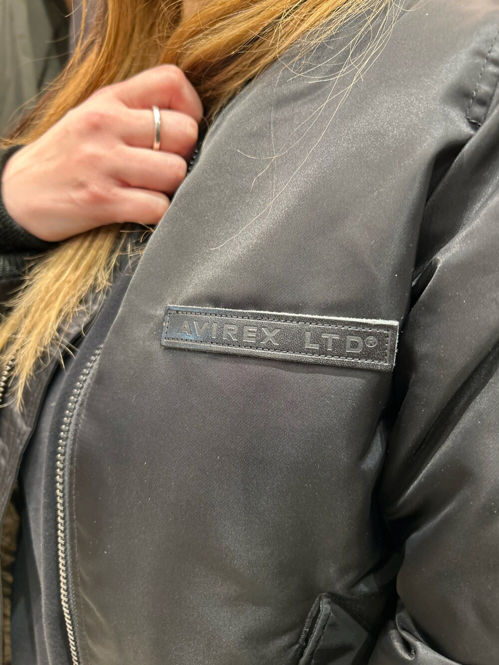「AVIREX、AVIREXBelle、AVIREX海老名、AVIREX海老名店、50th anniversary、MA-1、オトナカジュアル、ラクチンコーデ、休日スタイル、いいね、save、フォローお願いします🤑」｜「AVIREXの《50th Anniversary》MA-1 SIGNATURE BIG LOGO/MA-1 シグネチャービッグロゴ（MA-1、ブラック系）」を使った、あいさん（レディース・161cm）の冬コーディネートの4枚目の写真