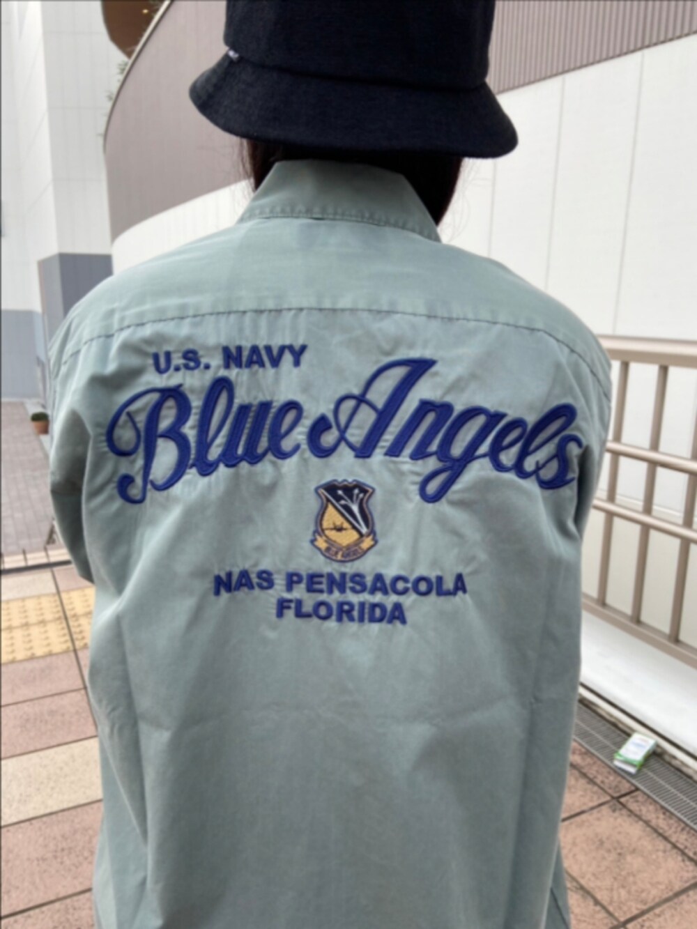 グリーン系のシャツ/ブラウス、ホワイト系のTシャツ/カットソー、ブラック系のハットを着用したレディースの夏コーディネートの4枚目の写真