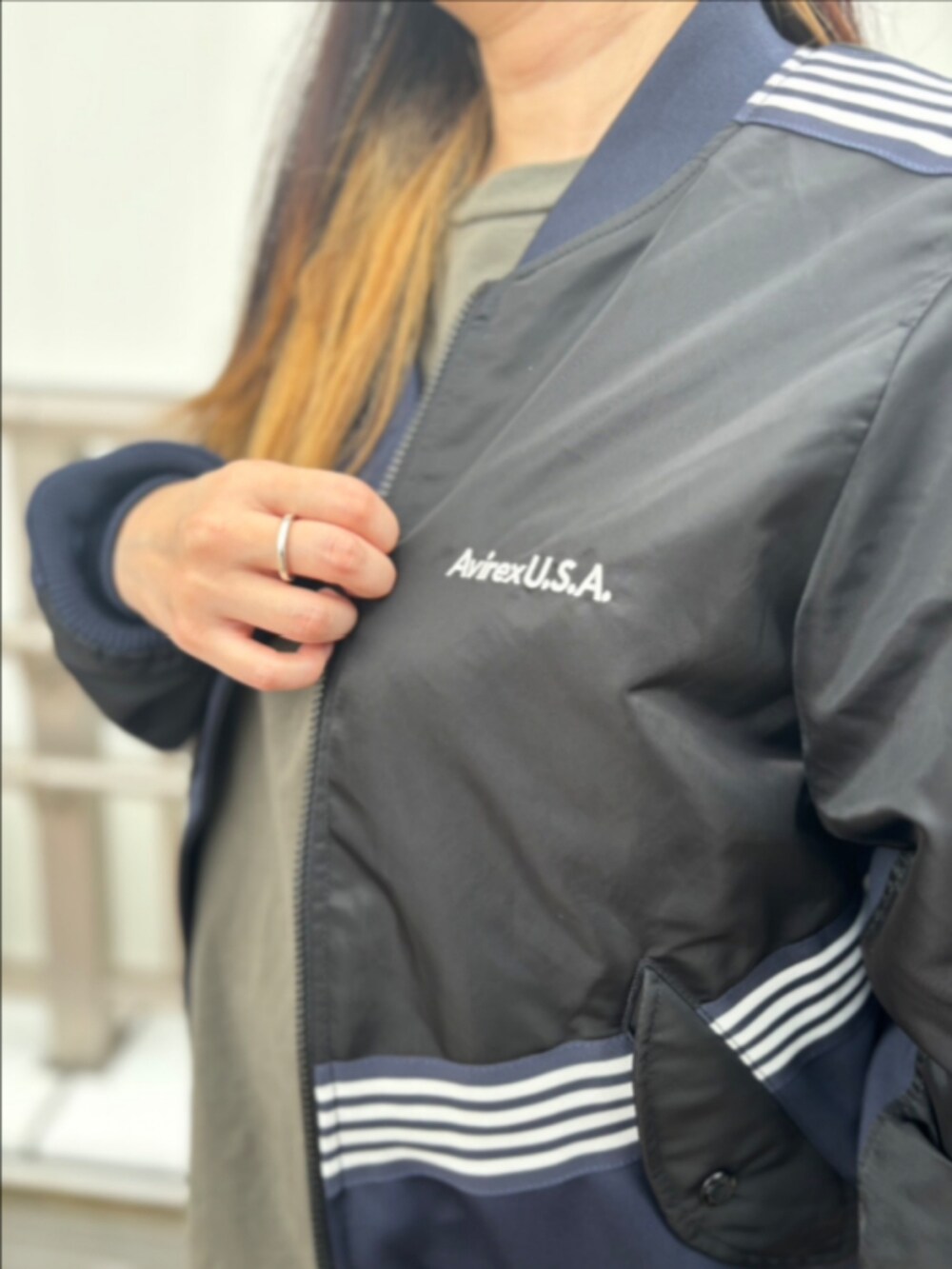 ブラック系のMA-1、グリーン系のTシャツ/カットソー、ブラック系のカーゴパンツを着用したレディースの夏コーディネートの4枚目の写真