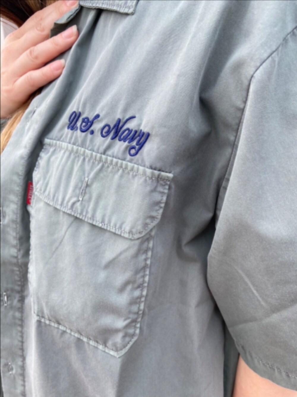 グリーン系のシャツ/ブラウス、ホワイト系のTシャツ/カットソー、ブラック系のハットを着用したレディースの夏コーディネートの3枚目の写真