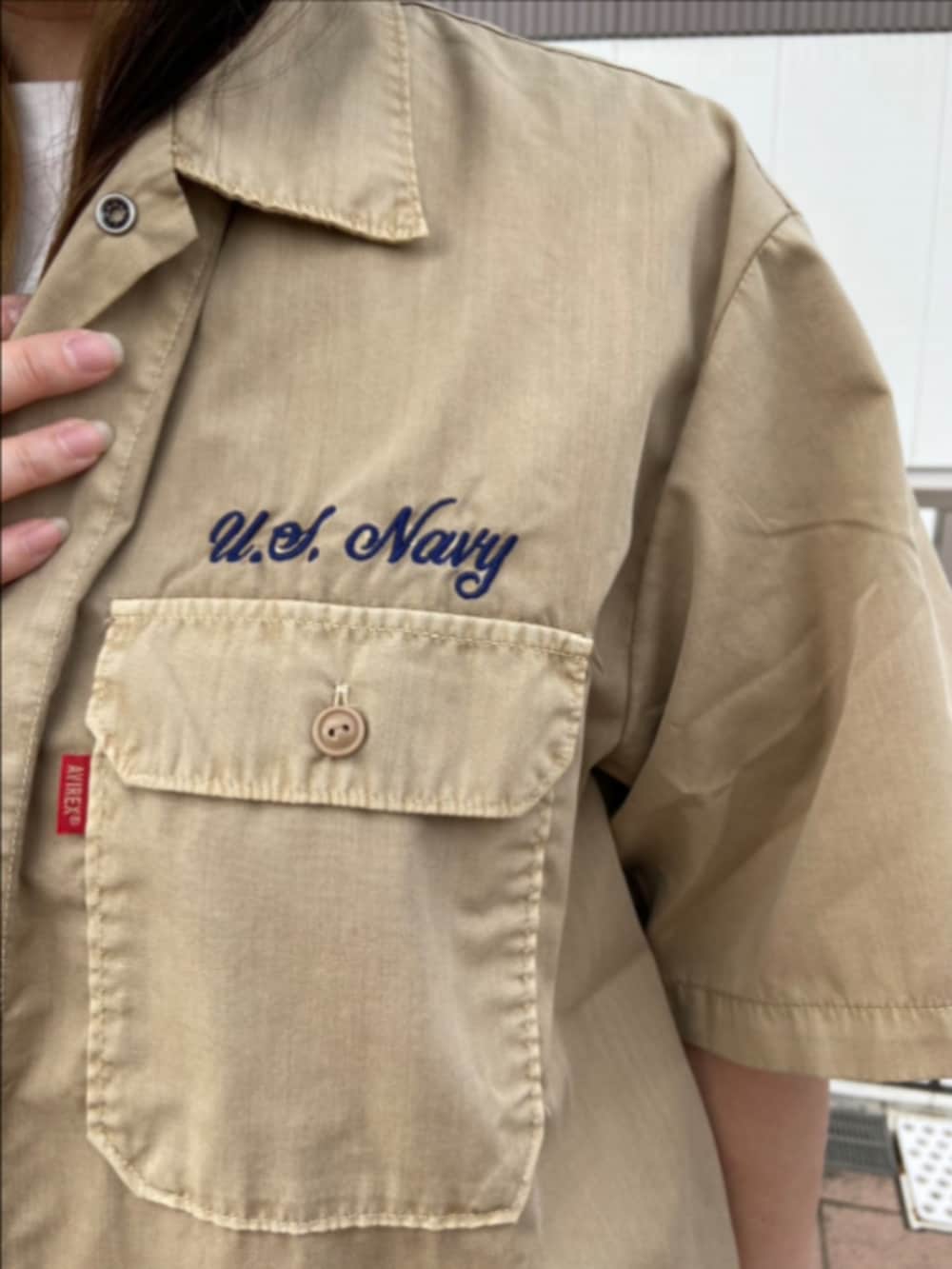 グリーン系のシャツ/ブラウス、ホワイト系のTシャツ/カットソー、ブラック系のハットを着用したレディースの夏コーディネートの4枚目の写真