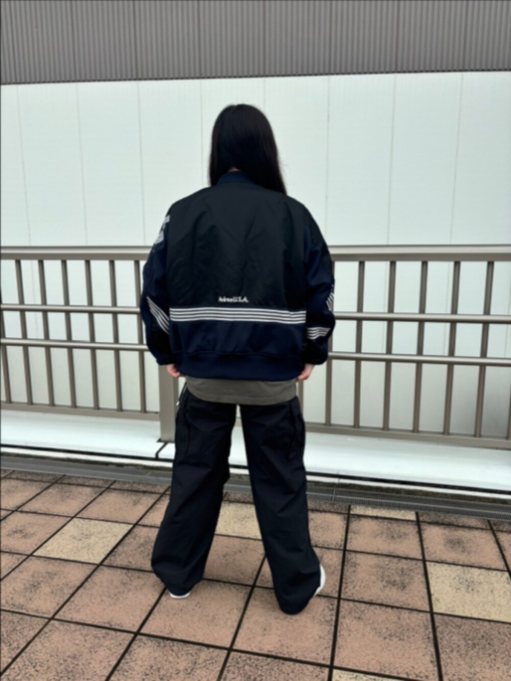 ブラック系のMA-1、グリーン系のTシャツ/カットソー、ブラック系のカーゴパンツを着用したレディースの夏コーディネートの2枚目の写真
