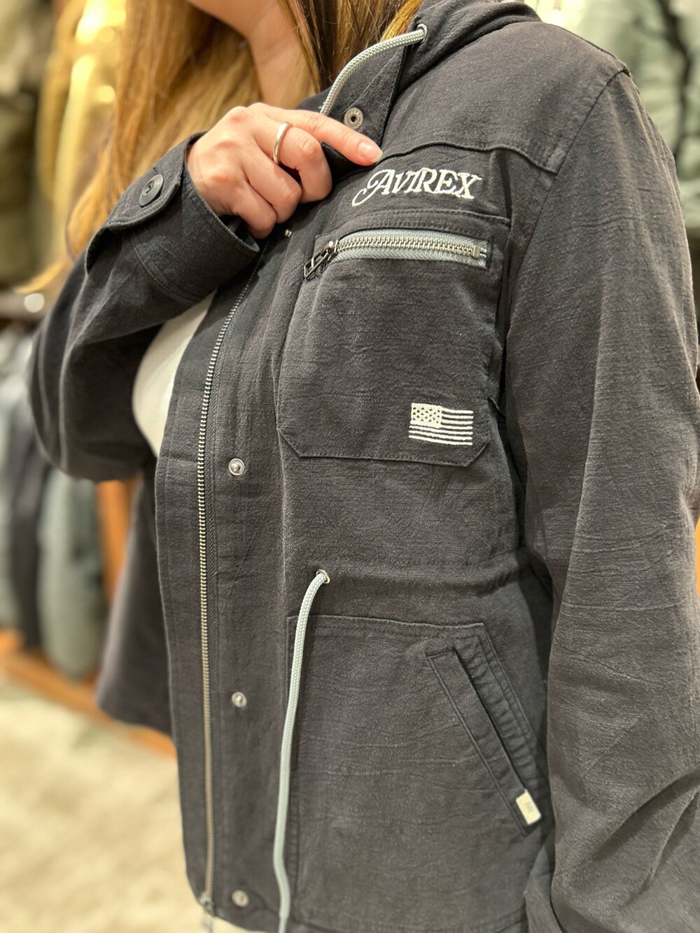 ブラック系のブルゾン、ホワイト系のTシャツ/カットソー、ブルー系のデニムパンツを着用したレディースの冬コーディネートの3枚目の写真