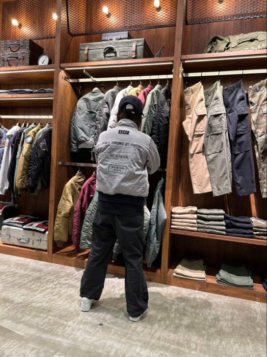 グレー系のMA-1、ブラック系のTシャツ/カットソー、ブラック系のキャップを着用したレディースの秋コーディネートの2枚目の写真