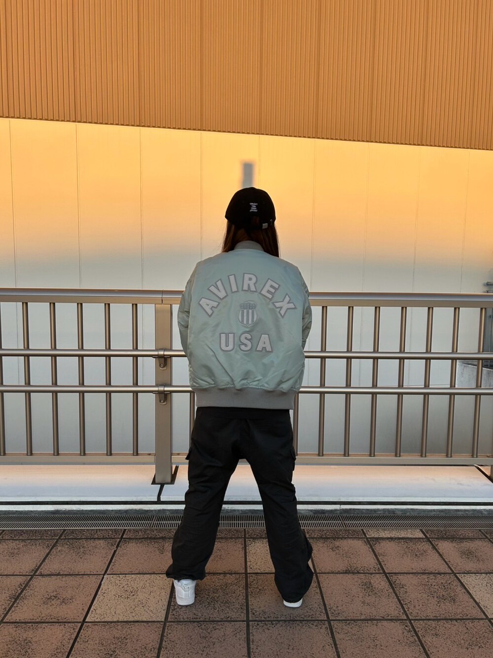 「AVIREX、AVIREXBelle、AVIREX海老名、AVIREXららぽーと海老名、AVIREX海老名店、MA-1、カジュアルコーデ、ラフ、オトナカワイイ、いいね、save、フォローお願いします🤑」｜「AVIREXの【直営店限定】CORDUROY LOGO CAP/コーデュロイロゴキャップ（キャップ、グレー系）」を使った、あいさん（レディース・161cm）の冬コーディネートの2枚目の写真
