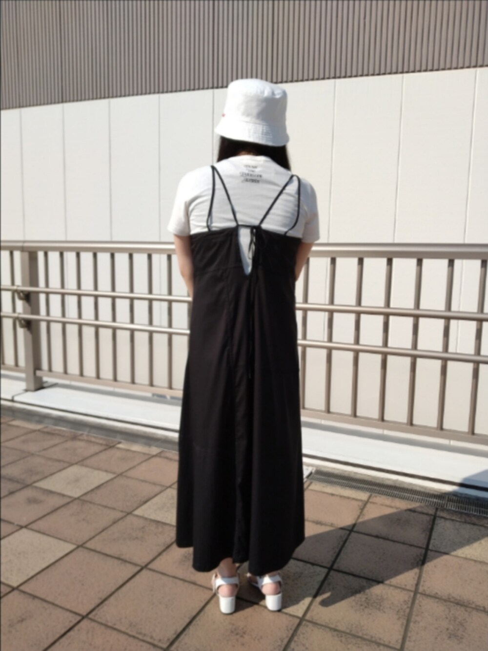 「ワンピース、AVIREX、きれいめカジュアル、夏コーデ、AVIREXBelle、いいね、save、フォローお願いします🤑、ファッションの力を信じよう、AVIREX海老名、AVIREX海老名店、さらっと晴れやかスナップ」｜「AVIREXのAVIREX / Coca-Cola 80'S REVERSIBLE BUCKET HAT（ハット、ホワイト系）」を使った、あいさん（レディース・161cm）の夏コーディネートの2枚目の写真