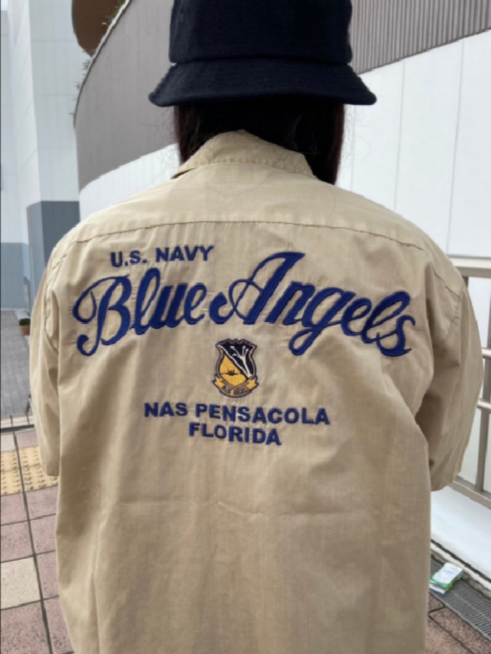 グリーン系のシャツ/ブラウス、ホワイト系のTシャツ/カットソー、ブラック系のハットを着用したレディースの夏コーディネートの2枚目の写真