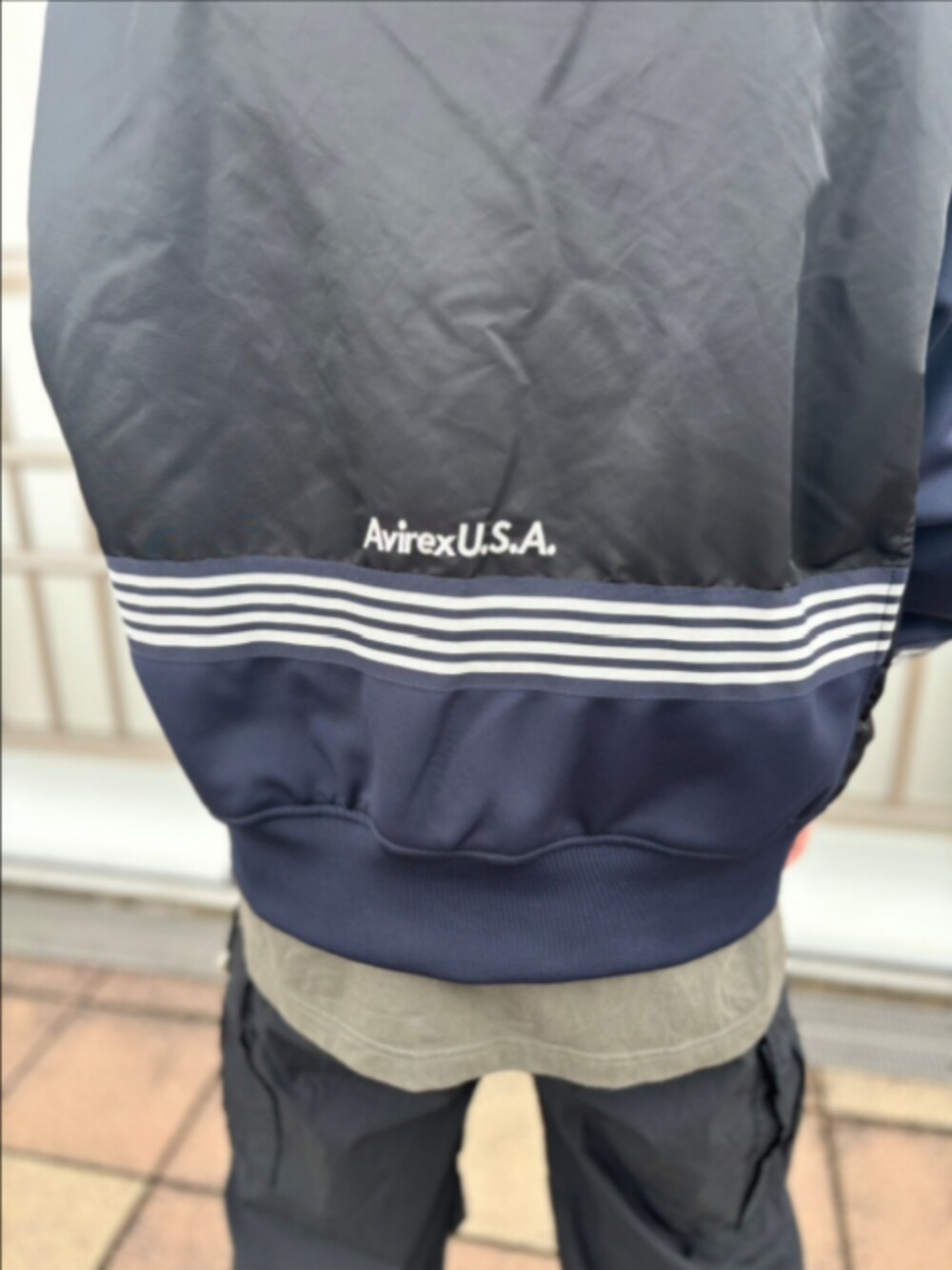 ブラック系のMA-1、グリーン系のTシャツ/カットソー、ブラック系のカーゴパンツを着用したレディースの夏コーディネートの3枚目の写真