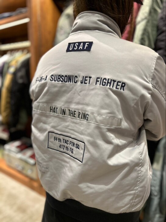 グレー系のMA-1、ブラック系のTシャツ/カットソー、ブラック系のキャップを着用したレディースの秋コーディネートの4枚目の写真