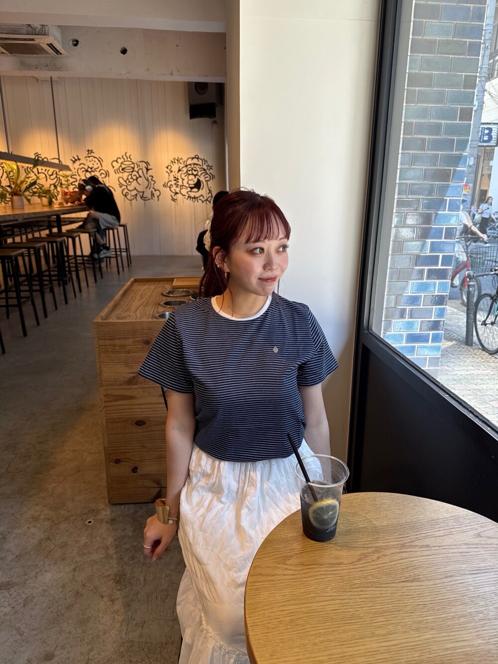 ブルー系のTシャツ/カットソー、ホワイト系のスカートを着用したレディースの夏コーディネートの2枚目の写真