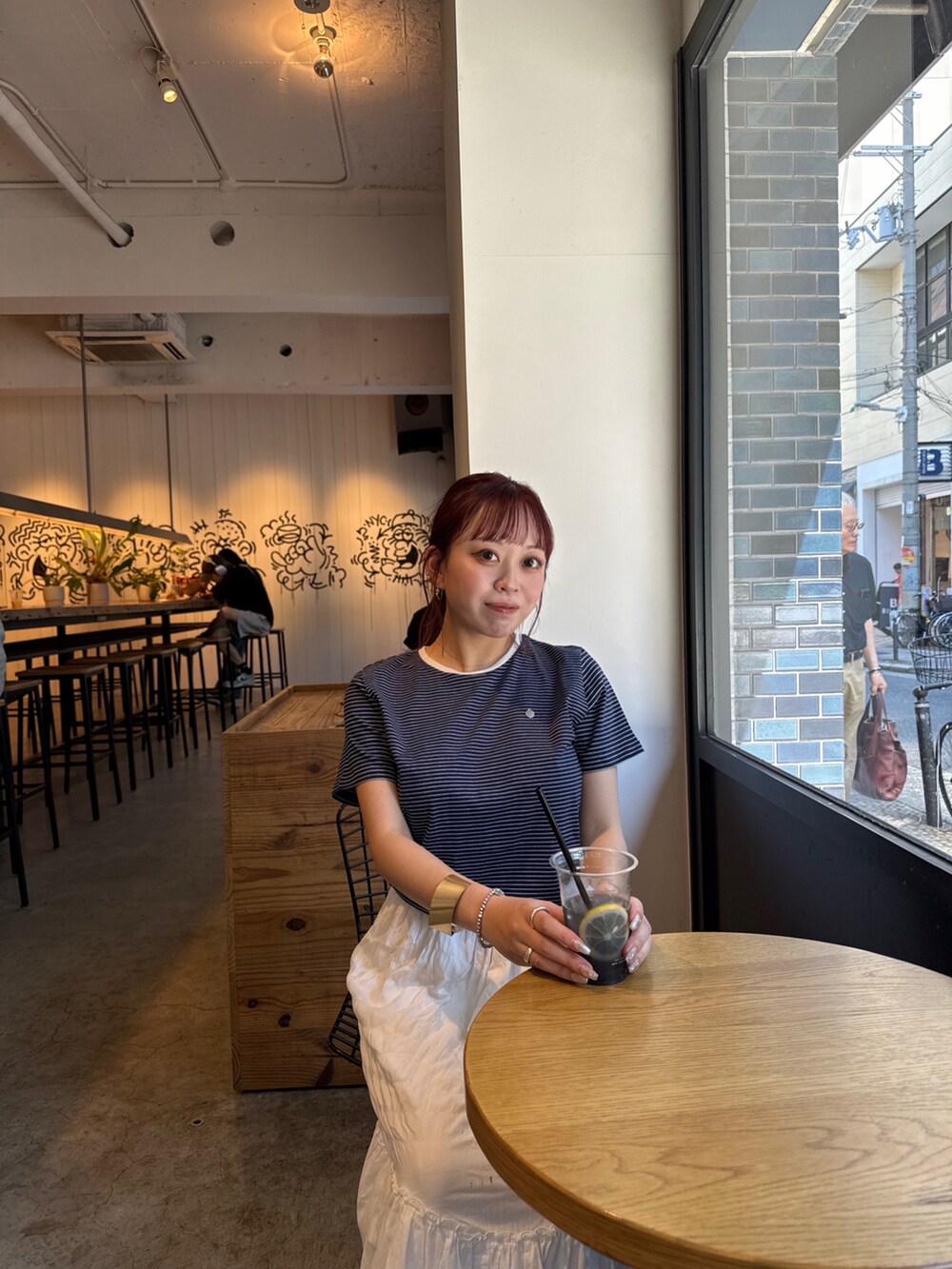 ブルー系のTシャツ/カットソー、ホワイト系のスカートを着用したレディースの夏コーディネートの3枚目の写真