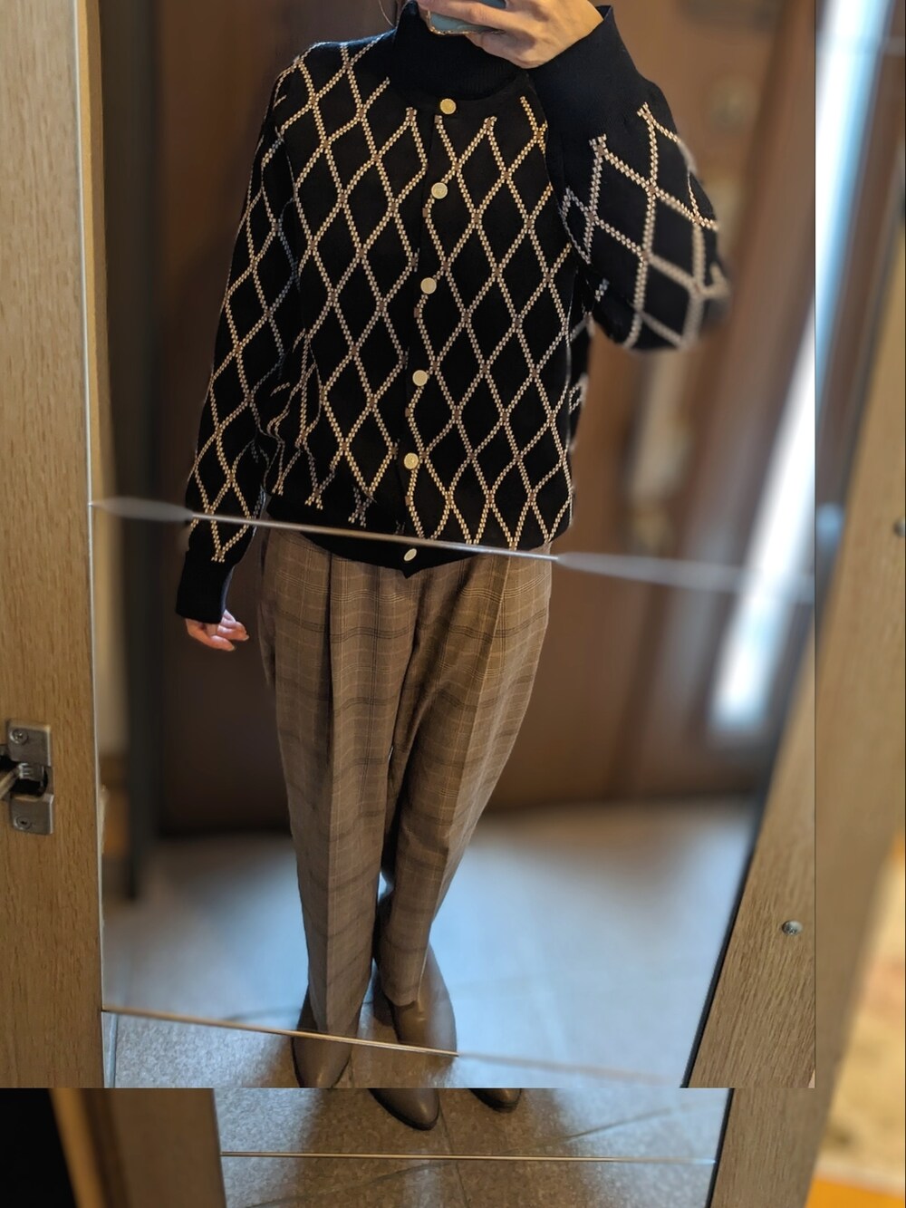ブラック系のカーディガン/ボレロ、ブラウン系のその他パンツ、ベージュ系のノーカラーコートを着用したレディースの冬コーディネートの2枚目の写真