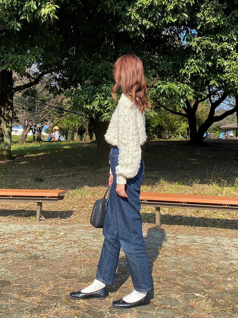「オトナカジュアル、秋服コーデ、キレイめカジュアル、カジュアルコーデ、秋冬、淡色コーデ、ニットコーデ、ootd、大人女子、パールニット、デニム、デニムコーデ、秋コーデ、バレエシューズ」｜「UNIQLOのハイライズストレートジーンズ（丈標準70cm）（デニムパンツ、ホワイト系）」を使った、meさん（レディース・160cm）の秋コーディネートの2枚目の写真