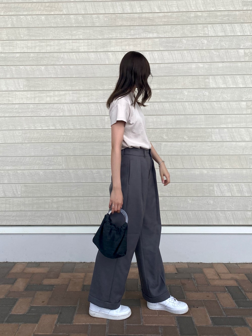 「キレイめカジュアル、夏服、パンツスタイル、プチプラ、グレーコーデ、エアフォースワン、スニーカーコーデ、スラックス、おでかけコーデ、カジュアル、おしゃれさんと繋がりたい、大人コーデ、ラフ」｜「GUのアイテム（スラックス、グレー系）」を使った、meさん（レディース・160cm）の夏コーディネートの2枚目の写真