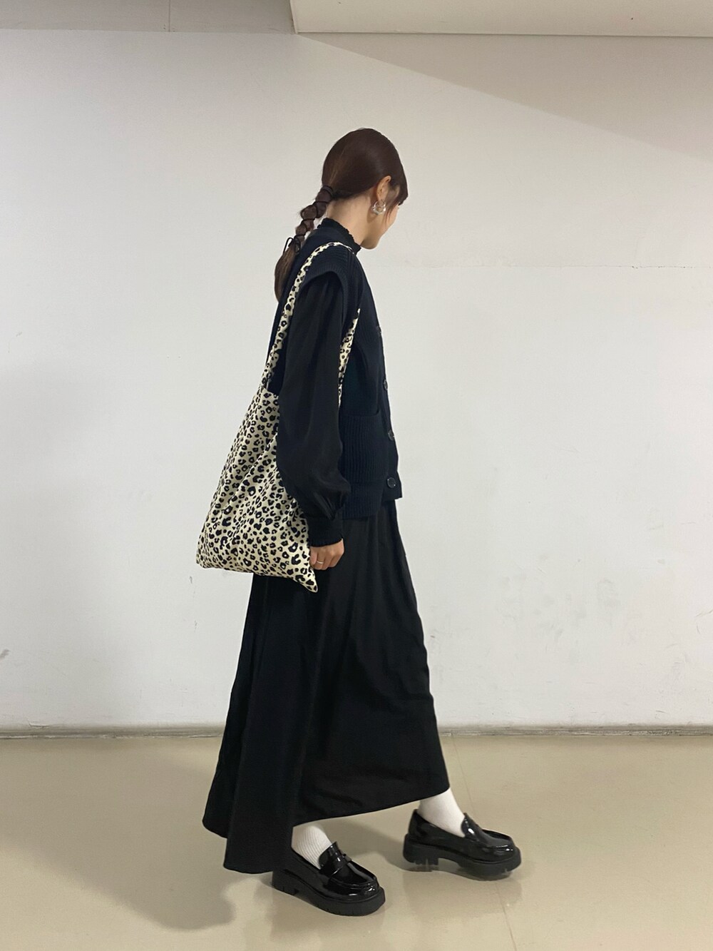 「秋冬、秋コーデ、おでかけコーデ、ロングスカート、骨格ウェーブ、オールブラック、ブラック、レオパード、トートバッグ、アニマル柄、モノトーン、休日スタイル、ベストコーデ、ローファー」｜「SHEINのアイテム（トートバッグ、その他）」を使った、meさん（レディース・160cm）の秋コーディネートの2枚目の写真