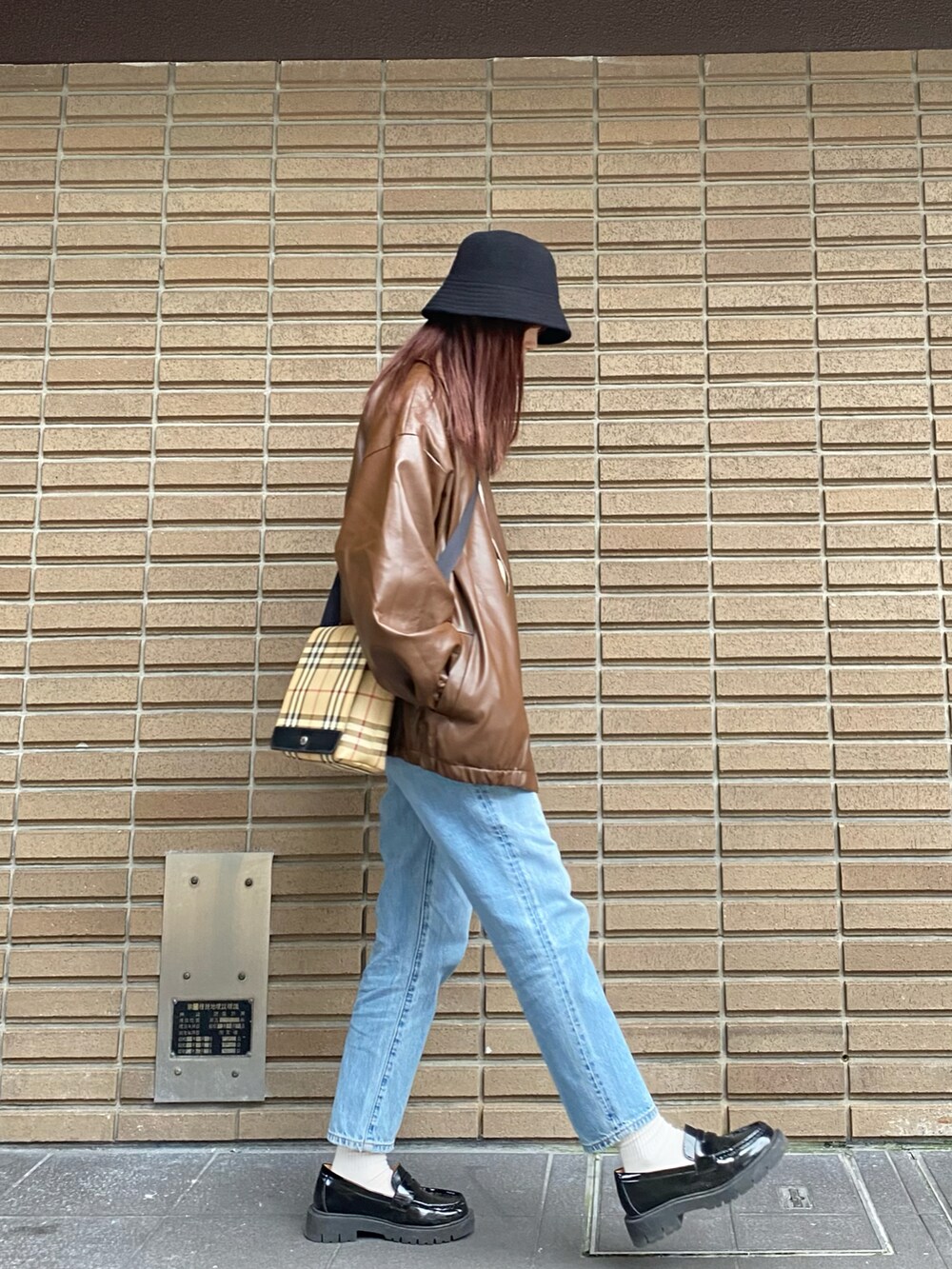 「ファッションを楽しもう、秋服コーデ、休日スタイル、カジュアルコーデ、パンツスタイル、楽チンコーデ、デニムコーデ、おでかけコーデ、ビッグシルエット、レザー、レザージャケット、バケットハット、ユニクロ、デニム、秋コーデ」｜「POLO RALPH LAURENのケーブルニット コットン クルーネック セーター（ニット/セーター、ベージュ系）」を使った、meさん（レディース・160cm）の秋コーディネートの2枚目の写真