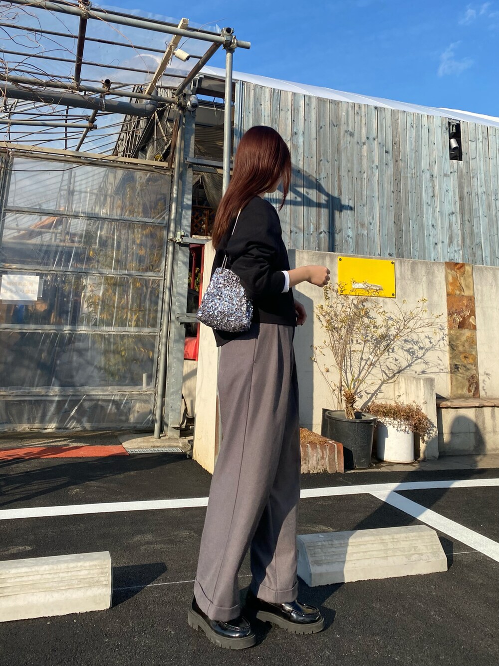 「今日のコーデ、春のおしゃ見えテクニック、パンツスタイル、大人カジュアル、きれいめカジュアル、休日コーデ、シンプル、ローファー、春服、モノトーン、スウェット、モノトーンコーデ、カジュアル、カジュアルコーデ」｜「GUのアイテム（スラックス、グレー系）」を使った、meさん（レディース・160cm）の春コーディネートの2枚目の写真