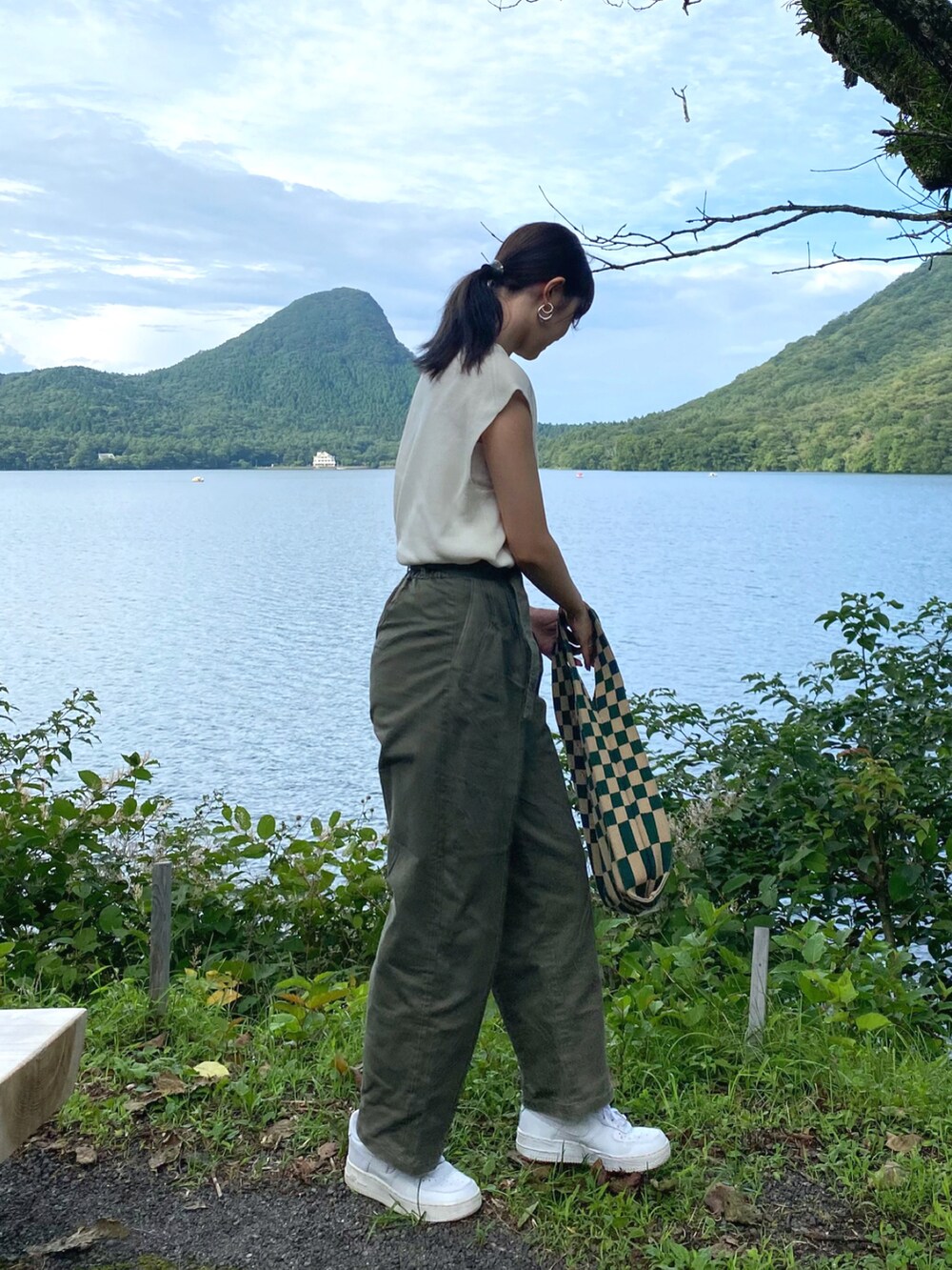 「シンプルコーデ、大人カジュアル、ラクチンコーデ、きれいめカジュアル、夏コーデ、お洒落さんとつながりたい、ootd、パンツスタイル、カジュアル、スニーカー、スポーツミックス、フレンチスリーブ、アースカラー、エアフォースワン」｜「GUのアイテム（ニット/セーター、ホワイト系）」を使った、meさん（レディース・160cm）の夏コーディネートの2枚目の写真