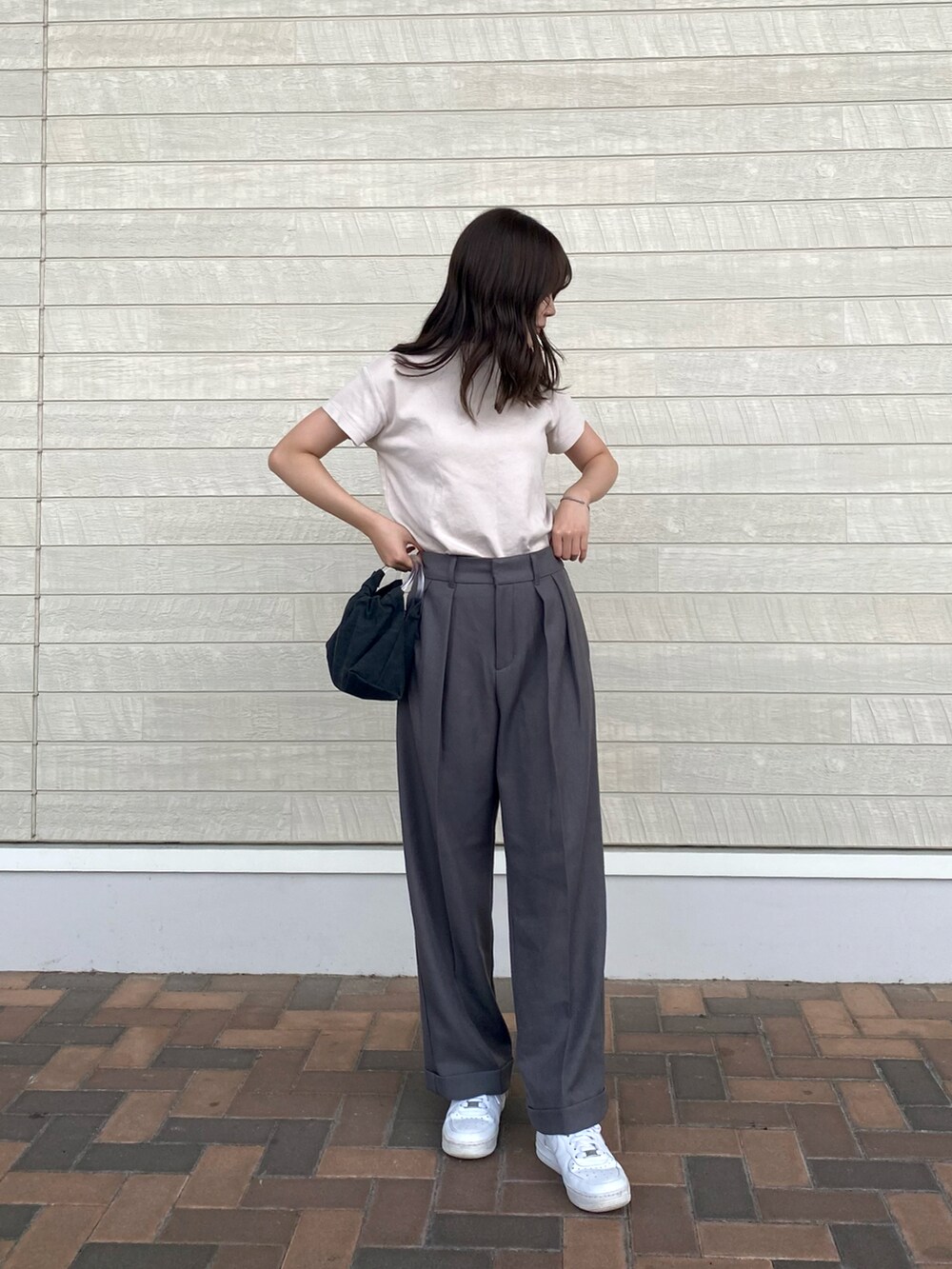 「キレイめカジュアル、夏服、パンツスタイル、プチプラ、グレーコーデ、エアフォースワン、スニーカーコーデ、スラックス、おでかけコーデ、カジュアル、おしゃれさんと繋がりたい、大人コーデ、ラフ」｜「GUのアイテム（スラックス、グレー系）」を使った、meさん（レディース・160cm）の夏コーディネートの3枚目の写真
