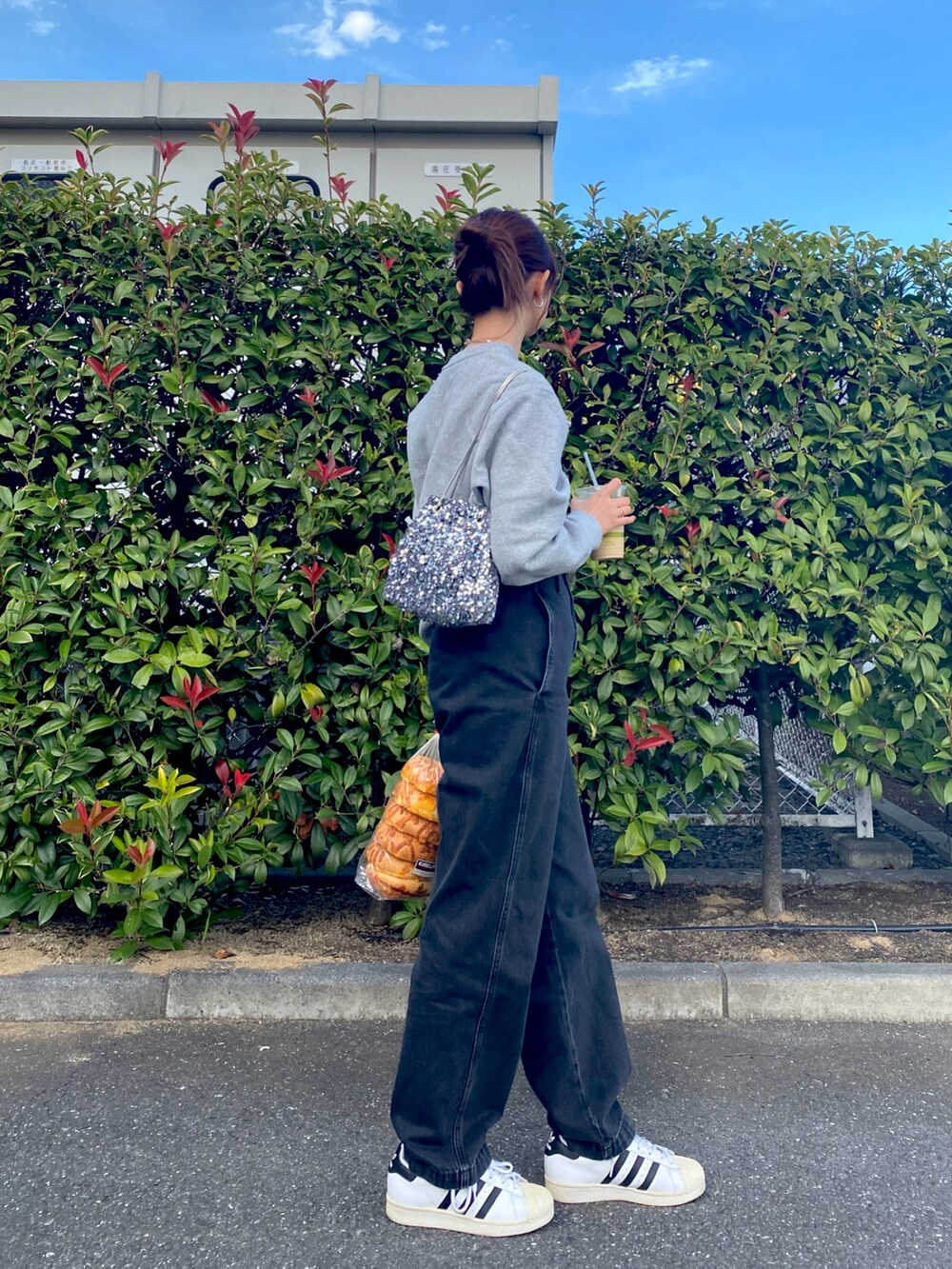 「秋冬コーデ、秋服、お出かけコーデ、今日のコーデ、シンプルスタイル、ootd、プチプラコーデ、休日コーデ、スポーツミックス、グレーコーデ、ノームコア、アウトドアスタイル、キラキラバッグ、スニーカーコーデ、スウェット」｜「GUのアイテム（スウェット、グレー系）」を使った、meさん（レディース・160cm）の秋コーディネートの2枚目の写真