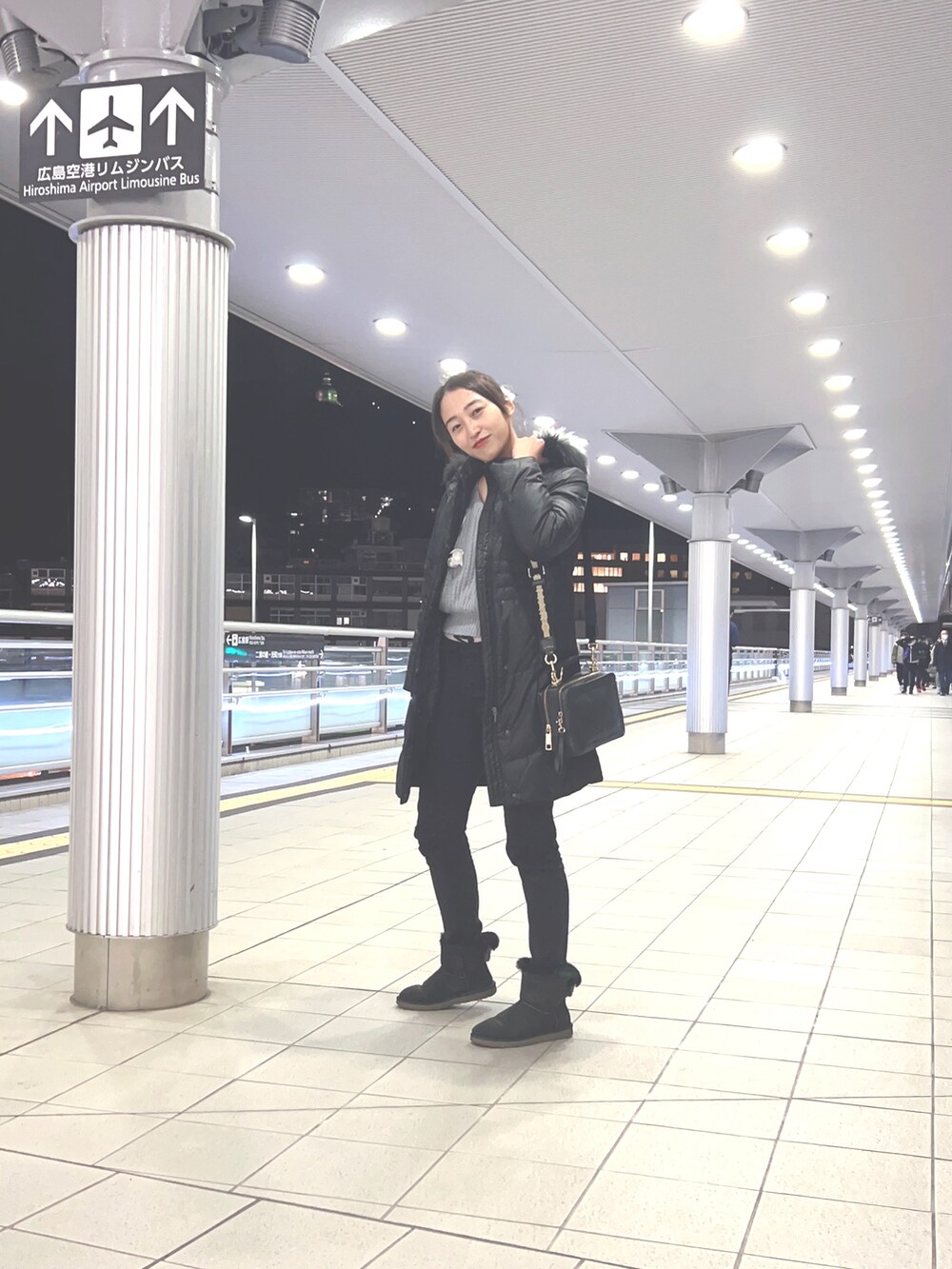 「冬コーデ、お出かけコーデ、おしゃれさんと繋がりたい、冬、パンツスタイル、大人可愛い」｜「UGGのアイテム（ブーツ、ブラック系）」を使った、yukaeagle22さん（レディース・170cm）の冬コーディネートの4枚目の写真