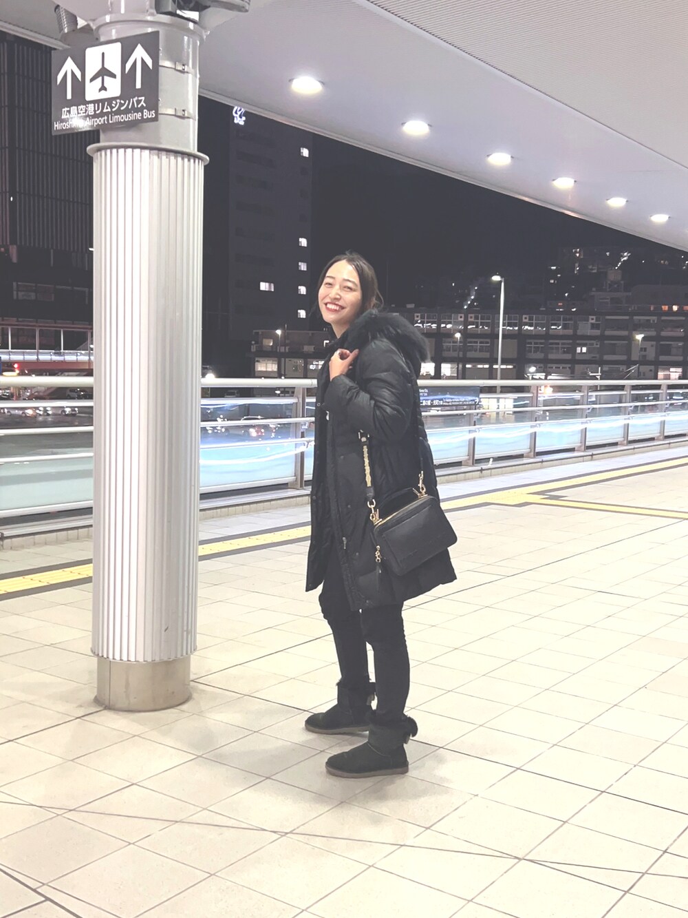 「冬コーデ、お出かけコーデ、おしゃれさんと繋がりたい、冬、パンツスタイル、大人可愛い」｜「UGGのアイテム（ブーツ、ブラック系）」を使った、yukaeagle22さん（レディース・170cm）の冬コーディネートの3枚目の写真